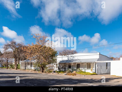 LOXTON, SÜDAFRIKA, August 7, 2018: eine Straße, Szene, mit historischen Häusern, in Loxton in der Northern Cape Provinz Stockfoto