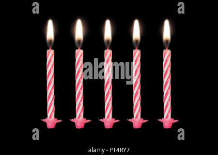 Set mit 5 rosa Geburtstag Kerzen auf schwarzem Hintergrund Stockfoto