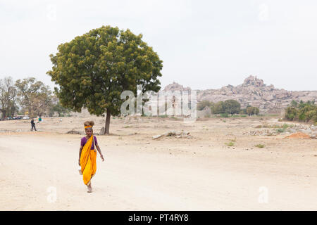 Einsame Frau wandern in Hampi, Karnataka, Indien Stockfoto