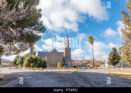 LOXTON, SÜDAFRIKA, August 7, 2018: eine Straße, Szene, mit der Niederländischen Reformierten Kirche, in Loxton in der Northern Cape Provinz Stockfoto