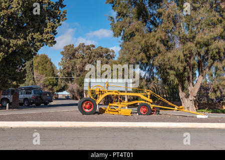 LOXTON, SÜDAFRIKA, August 7, 2018: eine Straße, Szene, mit einer historischen Straße Sortierer und Fahrzeuge, in Loxton in der Northern Cape Provinz Stockfoto