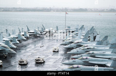 F-18 jets Linie das Deck an Bord der amerikanischen Flugzeugträger der Nimitz-Klasse USS Harry S. Truman, nach Ihrer Ankunft in Stokes Bay, Hampshire, bei einem Besuch in Portsmouth. Stockfoto