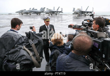 Konteradmiral Eugene H. 'Gene' Black, Commander, Carrier Strike Group 8, spricht mit den Medien auf dem Flugdeck des US-amerikanischen Flugzeugträgers USS Nimitz-Klasse Harry S. Truman, nach seiner Ankunft in Stokes Bay, Hampshire, während eines Besuchs in Portsmouth. Stockfoto