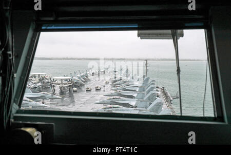 F-18 jets Linie das Deck an Bord der amerikanischen Flugzeugträger der Nimitz-Klasse USS Harry S. Truman, nach Ihrer Ankunft in Stokes Bay, Hampshire, bei einem Besuch in Portsmouth. Stockfoto