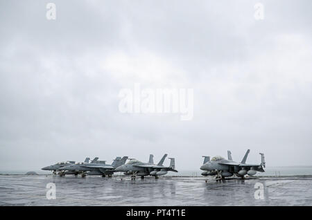 F-18 jets Linie das Deck an Bord der amerikanischen Flugzeugträger der Nimitz-Klasse USS Harry S. Truman, nach Ihrer Ankunft in Stokes Bay, Hampshire, bei einem Besuch in Portsmouth. Stockfoto