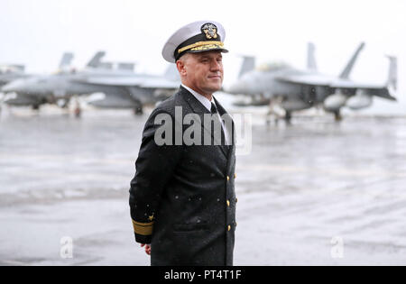 Admiral Eugene H. 'Gene' Black, Kommandant, Carrier Strike Group 8, an Bord des US-amerikanischen Flugzeugträgers USS Harry S. Truman, der nach seiner Ankunft in Stokes Bay, Hampshire, während eines Besuchs in Portsmouth kam. Stockfoto