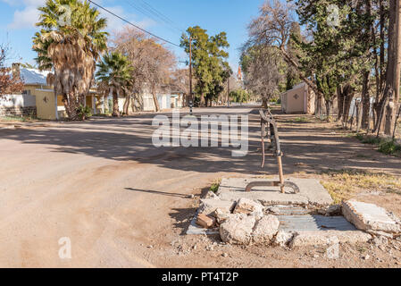 LOXTON, SÜDAFRIKA, August 7, 2018: eine Straße, Szene, mit einem historischen handbetriebene Wasserpumpe, in Loxton in der Northern Cape Provinz Stockfoto