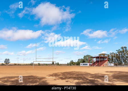 LOXTON, SÜDAFRIKA, August 7, 2018: ein Sportstadion, kombiniert mit Rugby und Fußball Beiträge, in Loxton in der Northern Cape Provinz. Ein Pavillon ist v Stockfoto
