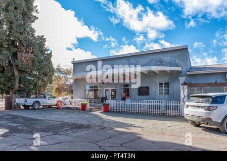 LOXTON, SÜDAFRIKA, 7. AUGUST 2018: Sterben Rooi Granaat, ein Restaurant und ein Delikatessengeschäft in Loxton in der Northern Cape Provinz. Fahrzeuge sichtbar sind Stockfoto