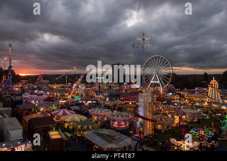 Sonnenuntergang an der jährlichen Goose Fair in Nottingham, Nottinghamshire England Großbritannien Stockfoto