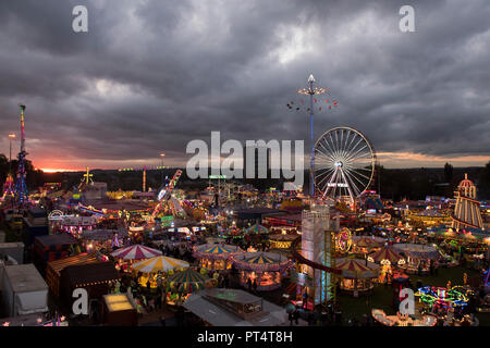 Sonnenuntergang an der jährlichen Goose Fair in Nottingham, Nottinghamshire England Großbritannien Stockfoto