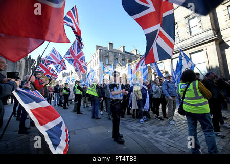 Unionistische Demonstranten halten einen Zähler - Protest als pro-unabhängigkeit Anhänger an einem Marsch durch die Alle unter einem Banner Gruppe durch das Zentrum von Edinburgh. Stockfoto