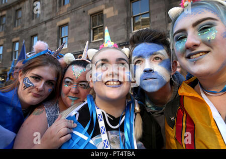 Junge Unabhängigkeit Demonstranten nehmen an einem Marsch durch Edinburgh, während der alle unter einem Banner März. Stockfoto