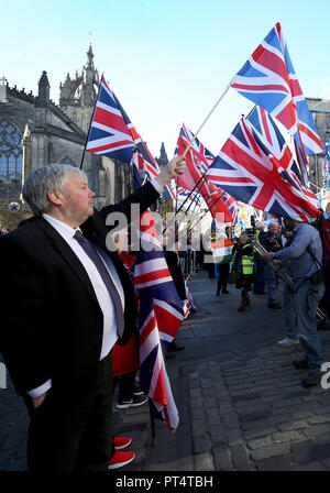 Unionistische Demonstranten halten einen Zähler - Protest als pro-unabhängigkeit Anhänger an einem Marsch durch die Alle unter einem Banner Gruppe durch das Zentrum von Edinburgh. Stockfoto