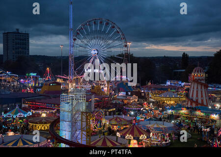 Dämmerung am jährlichen Goose Fair in Nottingham, Nottinghamshire England Großbritannien Stockfoto