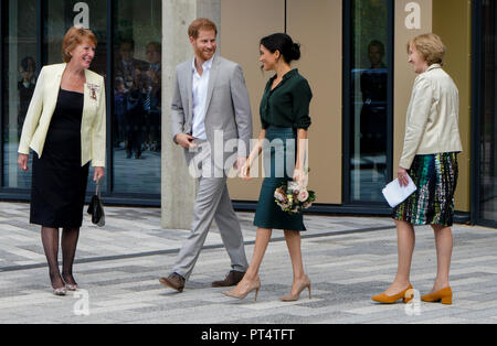 Chichester, West Sussex/UK - 3. Oktober 2018: Ihre Königlichen Hoheiten, der Herzog und die Herzogin von der Universität Sussex (Chichester) Tech Park geöffnet. Stockfoto