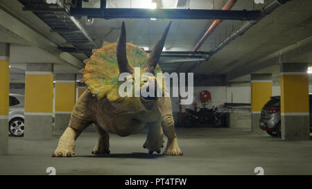 Triceratops horridus Dinosaurier in Garage von der Jurazeit Ära (surreal 3D-Render) Stockfoto