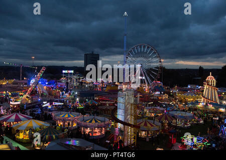 Dämmerung am jährlichen Goose Fair in Nottingham, Nottinghamshire England Großbritannien Stockfoto