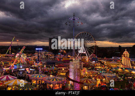 Sonnenuntergang an der jährlichen Goose Fair in Nottingham, Nottinghamshire England Großbritannien Stockfoto