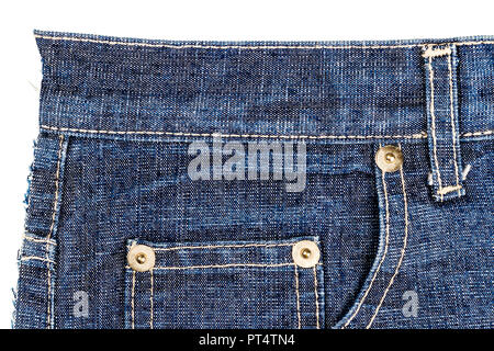 Stück blaue Jeans Stoff auf weißem Hintergrund. Grobe unebenen Kanten. Denim Jeans zerrissen Stockfoto