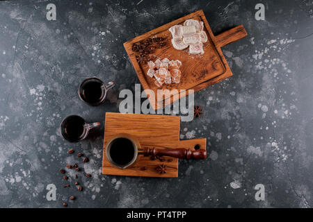 Turk und einem Glas Kaffee auf einem dunklen Hintergrund. Ansicht von oben. Stockfoto