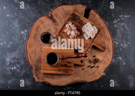 Kaffee Komposition. Ansicht von oben. Hot türkischen Kaffee Topf auf Holz. Aroma trinken Trinken. Stockfoto