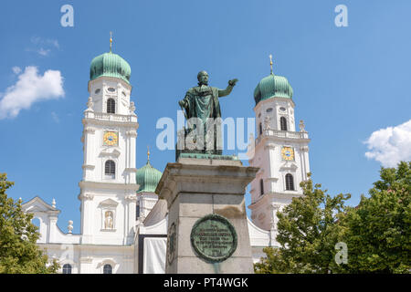 Dom von Passau mit dem Denkmal von König Maximilian aus dem Jahr 1824. Stockfoto