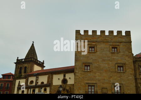 Höhere Fassade des Revillagigedo Palace in Gijon. Architektur, Reise, Urlaub, Städte. Juli 31, 2018. Gijón, Asturien, Spanien. Stockfoto
