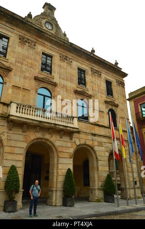 Die Fassade des Rathauses in Gijon. Architektur, Reise, Urlaub, Städte. Juli 31, 2018. Gijón, Asturien, Spanien. Stockfoto