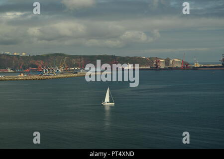 Hübsche Boote Segeln in der Bucht gesehen Vom Park von Cimadevilla in Gijon. Natur, Reise, Urlaub, Städte. Juli 31, 2018. Gijón, Asturien, Spanien. Stockfoto