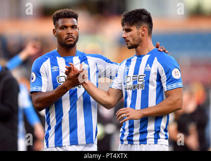 Die Huddersfield Town Steve Mounie und Christopher Schindler (rechts) nach der Premier League Spiel im Turf Moor, Burnley Stockfoto