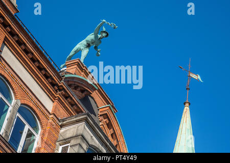 Quecksilberne Statue im blauen Himmel, kopenhagen, dänemark Stockfoto