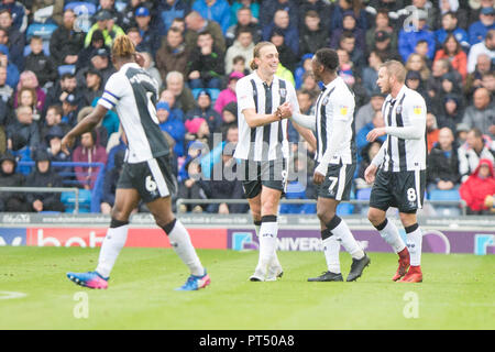 Portsmouth, Großbritannien. 06 Okt, 2018. Tom Eaves von Gillingham feiert nach dem Scoring Gillingham der öffnung Ziel während der efl Sky Bet Liga 1 Übereinstimmung zwischen Portsmouth und Gillingham an Fratton Park, Portsmouth, England am 6. Oktober 2018. Foto von Simon Carlton. Nur die redaktionelle Nutzung, eine Lizenz für die gewerbliche Nutzung erforderlich. Keine Verwendung in Wetten, Spiele oder einer einzelnen Verein/Liga/player Publikationen. Credit: UK Sport Pics Ltd/Alamy leben Nachrichten Stockfoto