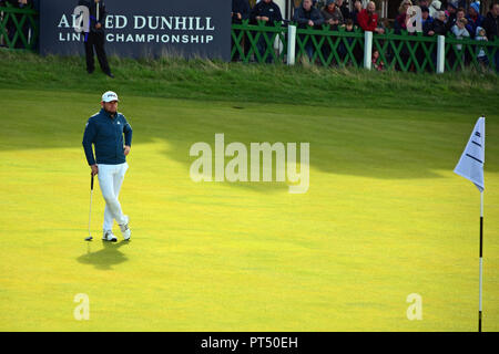 St Andrews, Schottland, Vereinigtes Königreich, 06, Oktober, 2018. Tyrell Hatton übersteigt das leaderboard, als er wartet auf dem 18 Grün am alten Kurs, St Andrews, am Tag 3 der Dunhill Links Championship, wo er ist im Betrieb für ein Hattrick nach dem Gewinn der Veranstaltung in 2016 und 2017 zu putten. © Ken Jack/Alamy leben Nachrichten Stockfoto