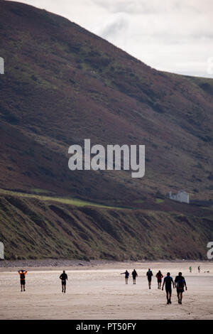 Gower Halbinsel, Swansea, Großbritannien. 6. Oktober 2018. Läufer in die Gower Ultra 50 an llangennith Strand während ihrer beschwerlichen 50 Meile Umrundung des Gower Halbinsel in der Nähe von Swansea, Wales, Credit: Gareth Llewelyn/Alamy Leben Nachrichten. Stockfoto