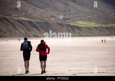 Gower Halbinsel, Swansea, Großbritannien. 6. Oktober 2018. Läufer in die Gower Ultra 50 an llangennith Strand während ihrer beschwerlichen 50 Meile Umrundung des Gower Halbinsel in der Nähe von Swansea, Wales, Credit: Gareth Llewelyn/Alamy Leben Nachrichten. Stockfoto