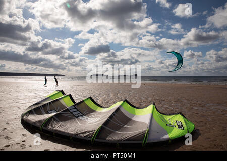 Gower Halbinsel, Swansea, Großbritannien. 6. Oktober 2018. Whoa!: Kite Surfer einrichten, bevor sie ihre Drachen auf dem Wasser zu Llangennith Strand auf der Gower Halbinsel in der Nähe von Swansea, Wales, Credit: Gareth Llewelyn/Alamy Leben Nachrichten. Stockfoto