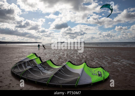 Gower Halbinsel, Swansea, Großbritannien. 6. Oktober 2018. Whoa!: Kite Surfer einrichten, bevor sie ihre Drachen auf dem Wasser zu Llangennith Strand auf der Gower Halbinsel in der Nähe von Swansea, Wales, Credit: Gareth Llewelyn/Alamy Leben Nachrichten. Stockfoto