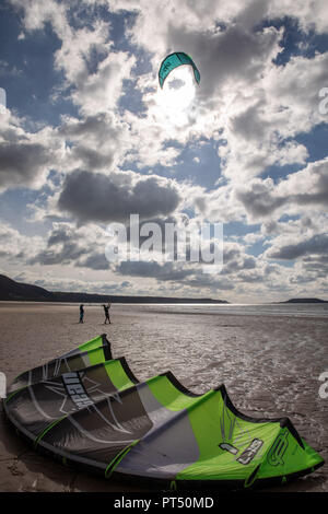 Gower Halbinsel, Swansea, Großbritannien. 6. Oktober 2018. Whoa!: Kite Surfer einrichten, bevor sie ihre Drachen auf dem Wasser zu Llangennith Strand auf der Gower Halbinsel in der Nähe von Swansea, Wales, Credit: Gareth Llewelyn/Alamy Leben Nachrichten. Stockfoto