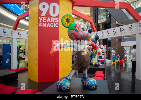 Sandton City, Südafrika. 6. Okt 2018. 'Mickey die echte Original Südafrikanische Ausstellung 'im Sandton City, ein Mall in Johannesburg, Samstag, 6. Oktober 2018 zu sehen ist. Als Teil der 90. Geburtstag feiern von Mickey Mouse, Disney fragte, 10 lokale Künstler in die Feierlichkeiten zu beteiligen, indem sie ihre eigenen Südafrikanischen Versionen eines Mickey Statue auf der Art Auge Galerie in Johannesburg. Credit: Eva-Lotta Jansson/Alamy leben Nachrichten Stockfoto