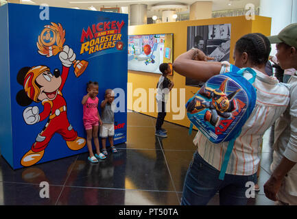 Sandton City, Südafrika. 6. Okt 2018. Eltern und Kinder genießen 'Mickey die echte Original Südafrikanische Ausstellung 'in Sandton City, ein Mall in Johannesburg, Samstag, 6. Oktober 2018. Als Teil der 90. Geburtstag feiern von Mickey Mouse, Disney fragte, 10 lokale Künstler in die Feierlichkeiten zu beteiligen, indem sie ihre eigenen Südafrikanischen Versionen eines Mickey Statue auf der Art Auge Galerie in Johannesburg. Credit: Eva-Lotta Jansson/Alamy leben Nachrichten Stockfoto