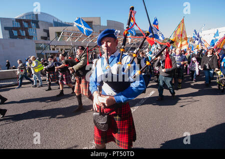 Edinburgh, Großbritannien. 6. Okt 2018. Tausende März in Edinburgh für die Unabhängigkeit von Schottland. Tausende von schottischen Unabhängigkeit Unterstützer marschierten durch Edinburgh als Teil der Alle unter einem Banner zu protestieren. Alle unter einem Banner hat die Teilnahme an 100.000 Unabhängigkeit Anhänger geschätzt. Credit: Pep Masip/Alamy leben Nachrichten Stockfoto