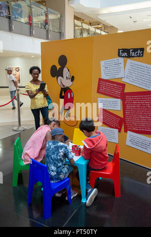 Sandton City, Südafrika. 6. Okt 2018. Eltern und Kinder genießen 'Mickey die echte Original Südafrikanische Ausstellung 'in Sandton City, ein Mall in Johannesburg, Samstag, 6. Oktober 2018. Als Teil der 90. Geburtstag feiern von Mickey Mouse, Disney fragte, 10 lokale Künstler in die Feierlichkeiten zu beteiligen, indem sie ihre eigenen Südafrikanischen Versionen eines Mickey Statue auf der Art Auge Galerie in Johannesburg. Credit: Eva-Lotta Jansson/Alamy leben Nachrichten Stockfoto