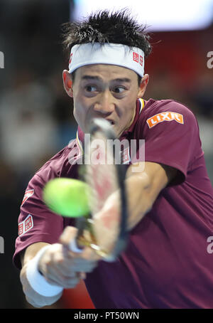 Tokio, Japan. 6. Okt, 2018. Kei Nishikori von Japan gibt die Kugel gegen Richard Gasquet Frankreich im Halbfinale der Rakuten Japan Open Tennis Championships in Tokyo am Samstag, 6. Oktober 2018. Nishikori besiegt Gasquet 7-6, 6-1. Credit: Yoshio Tsunoda/LBA/Alamy leben Nachrichten Stockfoto