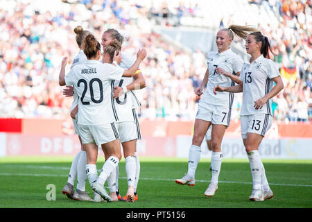 06 Oktober 2018, Nordrhein-Westfalen, Essen: 06. Oktober 2018, Deutschland, Essen: Fußball, Frauen: Freundschaftsspiel, Deutschland gegen Österreich im Essener Stadion. Die deutschen Spieler feiern den 2-1 Ziel. Foto: Marcel Kusch/dpa - WICHTIGER HINWEIS: DFL d DFB-Vorschriften die Verwendung von Fotografien als Bildsequenzen und/oder quasi-Video zu verbieten. Stockfoto