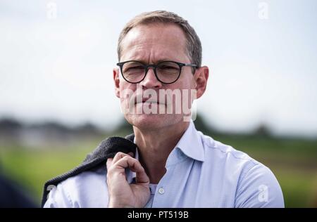 München, Bayern, Deutschland. 6. Okt, 2018. Berlin Oberbuergermeister (Bürgermeister) Michael Müller bei einem Besuch in der Münchner Stadtteil Freiham. Zur Unterstützung der bayerischen SPD, Berlin Bürgermeister Michael Müller besuchte die Freiham Landkreis München Das große Bauprojekt, dass Zehntausende von Arbeitsplätzen bringen und Wohneinheiten an den Rand der westlichen Grenze der Stadt zu sehen. Hosting Mueller waren Florian Ritter der Bayern-SPD im Landtag, Christian Müller, Stadtrat und Bezirksrat Katja Weitzel. Die bayerische Landtagswahl findet am 14. Oktober und Hav Stockfoto