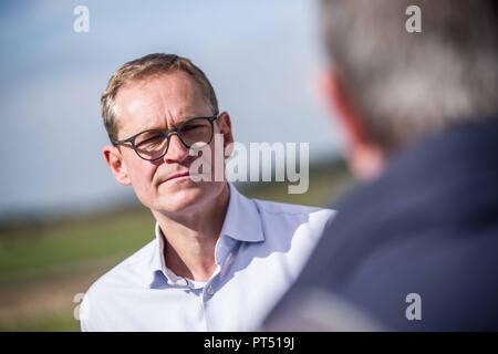 München, Bayern, Deutschland. 6. Okt, 2018. Berlin Oberbuergermeister (Bürgermeister) Michael Müller bei einem Besuch in der Münchner Stadtteil Freiham. Zur Unterstützung der bayerischen SPD, Berlin Bürgermeister Michael Müller besuchte die Freiham Landkreis München Das große Bauprojekt, dass Zehntausende von Arbeitsplätzen bringen und Wohneinheiten an den Rand der westlichen Grenze der Stadt zu sehen. Hosting Mueller waren Florian Ritter der Bayern-SPD im Landtag, Christian Müller, Stadtrat und Bezirksrat Katja Weitzel. Die bayerische Landtagswahl findet am 14. Oktober und Hav Stockfoto