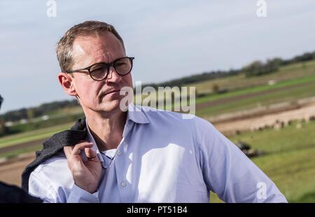 München, Bayern, Deutschland. 6. Okt, 2018. Berlin Oberbuergermeister (Bürgermeister) Michael Müller bei einem Besuch in der Münchner Stadtteil Freiham. Zur Unterstützung der bayerischen SPD, Berlin Bürgermeister Michael Müller besuchte die Freiham Landkreis München Das große Bauprojekt, dass Zehntausende von Arbeitsplätzen bringen und Wohneinheiten an den Rand der westlichen Grenze der Stadt zu sehen. Hosting Mueller waren Florian Ritter der Bayern-SPD im Landtag, Christian Müller, Stadtrat und Bezirksrat Katja Weitzel. Die bayerische Landtagswahl findet am 14. Oktober und Hav Stockfoto