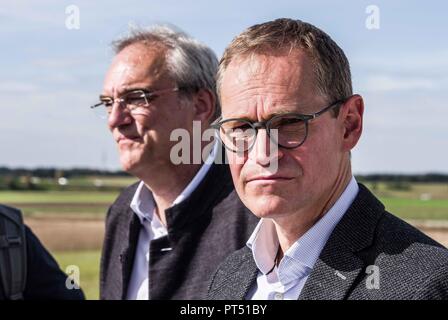 München, Bayern, Deutschland. 6. Okt, 2018. Der Berliner Bürgermeister Michael Müller mit bayerischen Landtag Mitglied FLORIAN RITTER. Zur Unterstützung der bayerischen SPD, Berlin Bürgermeister Michael Müller besuchte die Freiham Landkreis München Das große Bauprojekt, dass Zehntausende von Arbeitsplätzen bringen und Wohneinheiten an den Rand der westlichen Grenze der Stadt zu sehen. Hosting Mueller waren Florian Ritter der Bayern-SPD im Landtag, Christian Müller, Stadtrat und Bezirksrat Katja Weitzel. Die bayerische Landtagswahl findet am 14. Oktober und haben nationale atte gewonnen Stockfoto