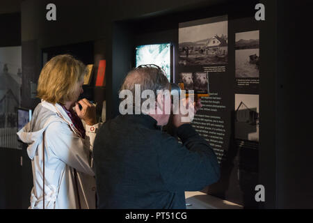 Sydney, Australien. 6. Okt 2018. 100 Jahre alte Bilder von Sydney "moderne Klassiker" zu werden außergewöhnliche Jahrhundert-alte Bilder von Sydney im Übergang auf öffentliche Anzeige für die erste Zeit, in der die staatliche Bibliothek des NSW wichtige neue Galerien der Öffentlichkeit heute [ Samstag 6. Oktober] gehen. Bei der Sammlung der Macpherson Familie von 688 Glasplatten negative Begabte in der Bibliothek waren, wurde es bald klar, Kurator, Margot Riley, dass diese bislang noch nie gesehene Bilder von Sydney und NSW" waren dazu bestimmt, moderne Klassiker zu werden." Quelle: Paul Lovelace/Alamy leben Nachrichten Stockfoto